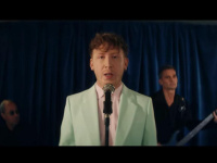 Vidéo : Eddy de Pretto dévoile le clip de son nouveau single "Bateaux-Mouches"