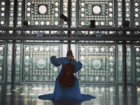 Vidéo : la violoncelliste Camille Thomas jour le Kaddisch de Ravel à l’Institut du monde arabe 