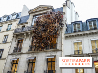 Paris : quel est ce tas de chaises suspendu à un immeuble ?