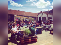 Les Appie Hours sur la terrasse du Sonnenkönig à Saint-Ouen