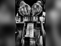 Nikos Aliagas présente Mémoires de mains à la galerie Guillaume