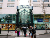 Shopping is dating au centre commercial Les passages