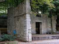   Les ruines du “Pâté-Pâris” (ou Petit Château de Bercy)