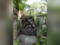 Connaissez-vous l’histoire de cette mystérieuse tombe cryptée au Père Lachaise ?