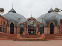 Située dans le Val-de-Marne, cette mairie faite de dômes surprend par son architecture insolite