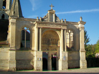 Cette église d'Île-de-France se distingue par très beau portail de style Renaissance