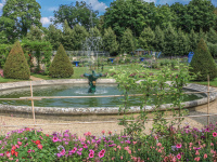 En région parisienne, un charmant jardin à l'anglaise dominé par une villa à l'italienne