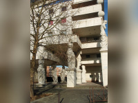 En région parisienne, cet immeuble suspendu sur des sculptures est un trésor du patrimoine contemporain