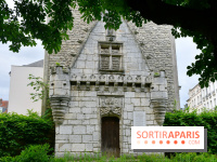 D'où vient cette intrigante façade de la renaissance plantée dans un jardin municipal ?
