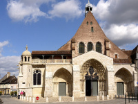 Au cœur d'une cité médiévale, cette église cache une lanterne des morts
