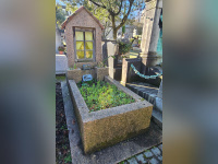 À Paris, cette tombe insolite prend la forme d’une maisonnette avec ses occupants à la fenêtre