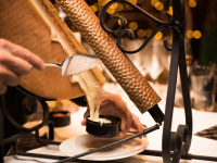 Une terrasse hivernale avec un chalet à raclette sur le rooftop d'un hôtel à Montmartre