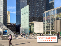 Cette église moderne, au milieu des gratte-ciel, surprend par son architecture