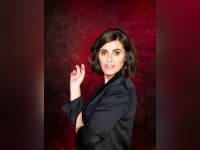 Sandrine Sarroche au Théâtre Les Feux de la Rampe : notre critique