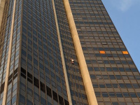 À Paris, un homme interpellé après avoir escaladé la Tour Montparnasse à mains nues