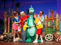 "Denver, le Dernier Dinosaure" au Théâtre de la Renaissance, aventure musicale pour toute la famille