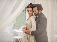 Eiffel : le biopic romantique avec Romain Duris et Emma Mackey