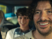 Sur la route de papa : une comédie tendre sur la famille et les origines