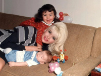 My Mom Jayne : Mariska Hargitay filme sa mère, icône oubliée