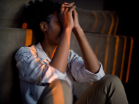 Parents confinés et à bout, ces numéros de téléphone pour vous aider