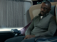 "Hijack" sur Apple TV+ : Thriller haletant avec Idris Elba à bord d'un vol détourné
