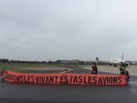 Aéroport d'Orly : des manifestants d'Extinction Rebellion perturbent la reprise