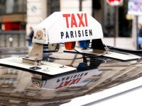 Paris : des chauffeurs de taxis réclament "moins de laxisme envers les VTC" 