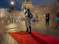 Paris : des militants pour les climat s'invitent au défile Louis Vuitton
