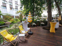 Détente sur le patio du Méridien Etoile pendant l'été 2019