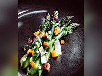 La recette des asperges vertes et mangue de Thomas Danigo, chef de l'hôtel Monsieur George
