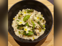 La recette du risotto aux asperges vertes et pesto à l’ail des ours du chef Julien Budin