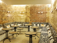 Fary ouvre son comedy-club, Madame Sarfati 