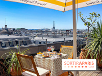 La terrasse estivale du Printemps Haussmann 2025 avec vue sur Paris et la Tour Eiffel
