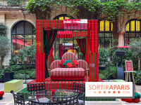 Plaza Athénée : une installation design XXL gratuite signée Uchronia exposée dans la cour du palace