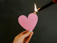 Saint Valentin 2026 : les soirées Sans Valentin pour les célibataires fêtard.e.s à Paris