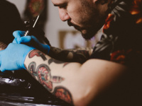 Festival Extra ! 2022 : le salon de tatouages textuels du philosophe Paul B.Preciado