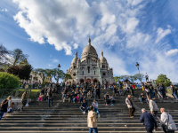 Montmartre : une chanteuse lyrique arrêtée par la police parce qu'elle chantait dans la rue