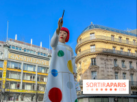 La gigantesque Yayoi Kusama devant le siège de Louis Vuitton, en face de la Samaritaine
