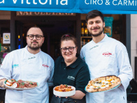 Pizza napolitaine de compétition à la pizzeria La Vittoria dans le marais
