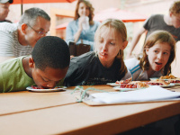 Fermeture des écoles : le gouvernement promet d'aider les familles modestes privées des cantines