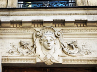 Pourquoi y a t-il des visages au-dessus des portes d'immeubles à Paris ?