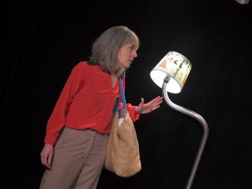 On ne couche pas aux enterrements : une pièce comique au Studio Hébertot 