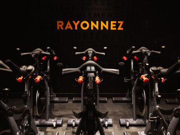 Du cycling au cabaret le Paradis Latin pour les fans de vélo indoor 