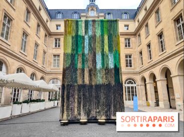 Art Basel Paris 2025 : une installation textile installée dans la cour de l'Hôtel de la Marine