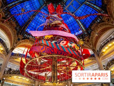 Vitrines et sapin de Noël des Galeries Lafayettes avec Clara Luciani - photos