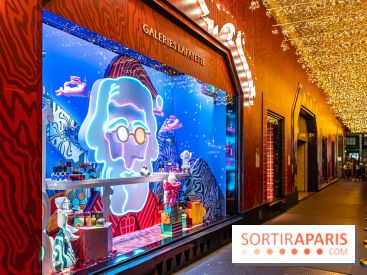 Vitrines et sapin de Noël des Galeries Lafayettes avec Clara Luciani - photos