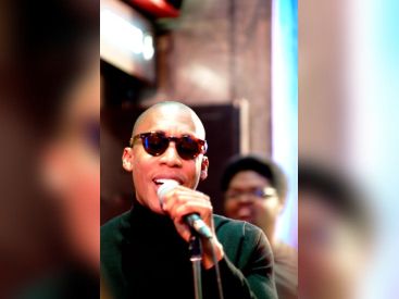 Raphaël Saadiq en showcase au Virgin Mégastore