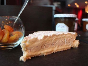 Le premier bar à bries ouvre au Makassar Lounge et Restaurant