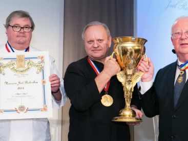 Joël Robuchon reçoit la coupe d'Or Marius Dutrey