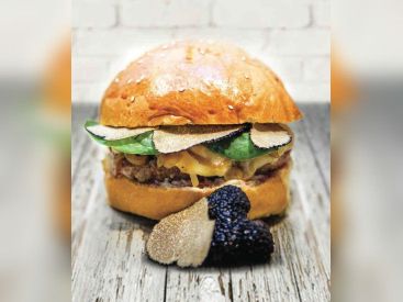 Mamie burger lance son burger du chef avec Tomy Gousset